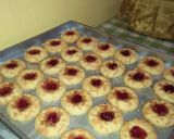 Foto langkah ke 6 dari resep Strawberry thumbprint.