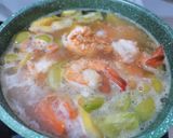 Foto langkah ke 4 dari resep Sup Udang Wortel Nanas.