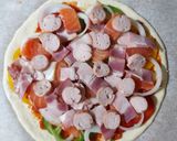 Hình bước làm 7 của món Pizza cá hồi xúc xích thịt xông khói