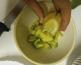 Foto del paso 1 de la receta: Tartar de salmón y aguacate con mango, pasas y queso fresco