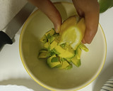 Foto del paso 1 de la receta: Tartar de salmón y aguacate con mango, pasas y queso fresco