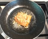 Foto langkah ke 4 dari resep Makanan AnakIkan Salmon Goreng.