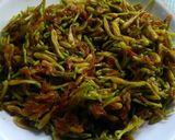 Foto langkah ke 4 dari resep Tumis bunga pepaya ebi.