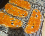 Foto del paso 2 de la receta: Tostas de jamón York, tomate y queso