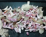 Foto del paso 5 de la receta: Hamburguesa de pollo y zanahoria con guarnición de setas y bacon