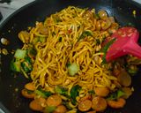 Foto langkah ke 4 dari resep Mie Goreng Pipih.