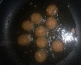 A picture of step 2 of Meat ball sauce.