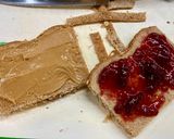 Φωτογραφία βήματος 1 της συνταγής Peanut Butter & Jelly Sandwich (Ψωμί με φυστικοβούτυρο και μαρμελάδα)!