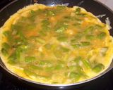 Foto del paso 10 de la receta: Tortilla de ajos tiernos y espárragos trigueros