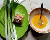 Foto langkah ke 2 dari resep Martabak teflon bumbu instan.