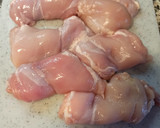 Foto del paso 1 de la receta: Contramuslos de pollo con pimientos rojos y verdes