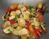 Foto langkah ke 3 dari resep Tumis Jamur Kancing Tahu.