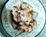 Hình bước làm 1 của món Gà rang muối tôm phủ chà bông