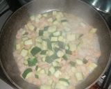Foto del passaggio 1 della ricetta Insalata di pasta con pesto di zucchine gamberetti e pomodoro