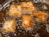 Patatas fritas encebolladas y croquetas