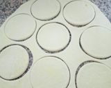 صورة لخطوة 2 من وصفة ميني 🍕 بيتزا بتونة والجبن
