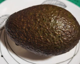 Foto del paso 1 de la receta: Desayuno con aguacate, queso de oveja y frutos secos