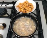 Foto del paso 8 de la receta: Chicharrón de pota (calamar gigante) al estilo peruano con yucas fritas