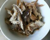 Foto langkah ke 2 dari resep Pare tumis pindang terasi.