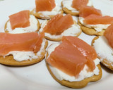 Foto del paso 3 de la receta: Canapés de salmón ahumado y huevas de anchoa sobre queso crema