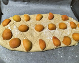 Foto del paso 16 de la receta: Coca de San Juan con albaricoques y almendras