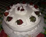 Foto del paso 5 de la receta: Torta decorada con crema italiana y frutillas