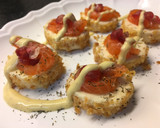 Foto del paso 3 de la receta: Canapés de queso con piña, salmón y granada