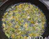 A picture of step 3 of Pyaaz Paalak Pakodi/Spinach Onion Pakodi.