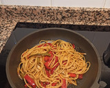 Foto del paso 2 de la receta: Pasta con pimientos, cebolla y soja