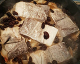 Foto del paso 4 de la receta: Bacalao en salsa de cebolla y uvas pasa