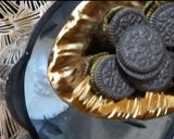 A picture of step 2 of Oreo creamy shake.