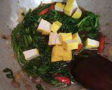 Foto langkah ke 4 dari resep Tumis Kangkung Tahu.
