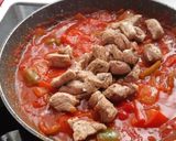 Foto del paso 5 de la receta Solomillo de cerdo al chilindrón con toque picante