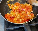 Foto del paso 3 de la receta: Tomate frito con huevo revuelto