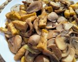 Foto langkah ke 6 dari resep Tahu Jamur Masak ala Bistik.
