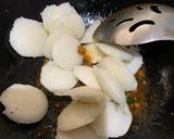 A picture of step 3 of Tadka idli.