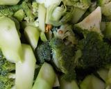 Foto langkah ke 2 dari resep Tumis Brokoli Bawang Putih.