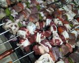 صورة لخطوة 4 من وصفة اسياخ اللحم والمرڨاز