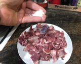 Foto del paso 1 de la receta: Cordero al ajillo con patatas fritas y champiñones rellenos