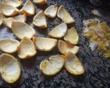 Foto del paso 1 de la receta: Cascaritas de naranja abrillantadas