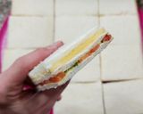 Foto del paso 7 de la receta: 🍅🌿🧀 Sándwich de miga caprese - Tomate, pesto de albahaca y queso 🧀🌿🍅