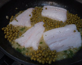 Foto del paso 3 de la receta: Merluza en salsa verde