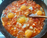 Foto del paso 3 de la receta: Huevos con tomate y cebolla