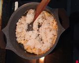 Hình bước làm 2 của món Cơm Chiên Tỏi Trứng