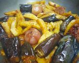 A picture of step 4 of Potato brinjal and onion stuff.
