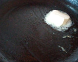 Foto del paso 2 de la receta: Empanadas de choclo con salsa blanca, cebolla caramelizada y queso