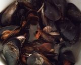 Foto del paso 1 de la receta: Mejillones y almejas gallega a la marinera