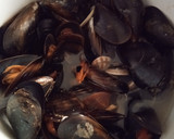 Foto del paso 1 de la receta: Mejillones y almejas gallega a la marinera