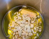 Foto del paso 1 de la receta: Salmón en su jugo y porrusalda en crema