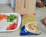 A picture of step 1 of Chicken vegetables macroni.